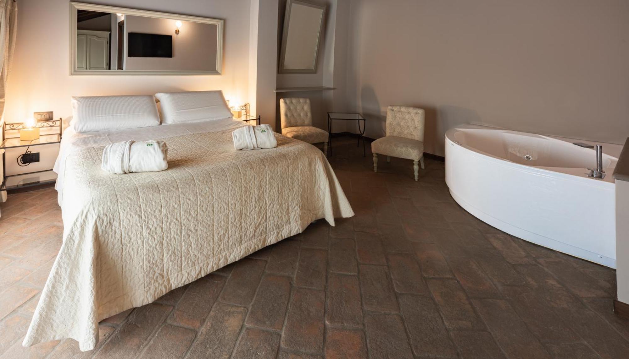 Relais Bella Rosina Pool & Spa La Cassa ภายนอก รูปภาพ